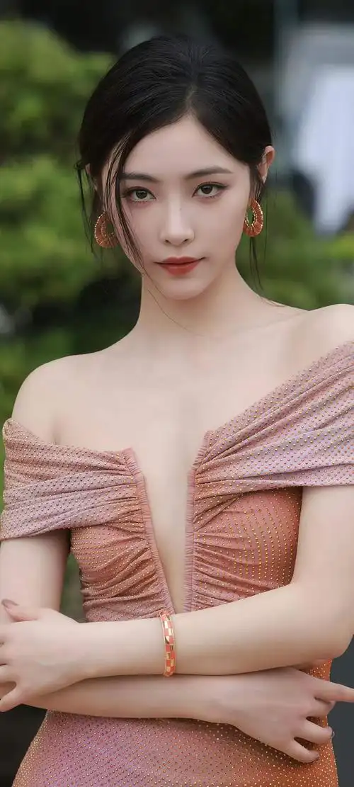 狸花猫窗前看雨发呆的视频